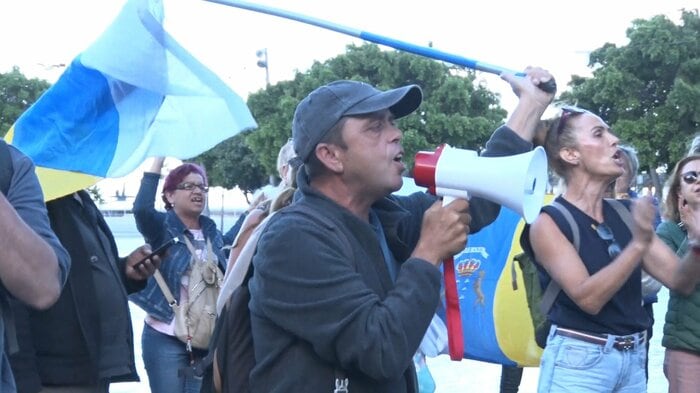 カナリア諸島自治州の旗を掲げて抗議の声を上げる島民