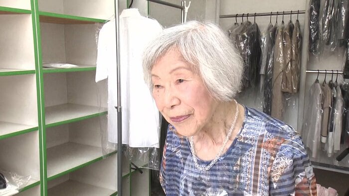 クリーニング取次店で接客する内山和子さん（97）