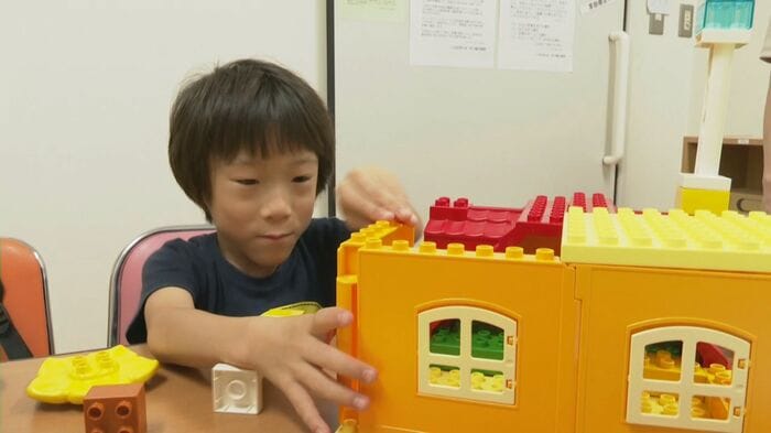 おもちゃの動物園を作って遊ぶ竜佑ちゃん