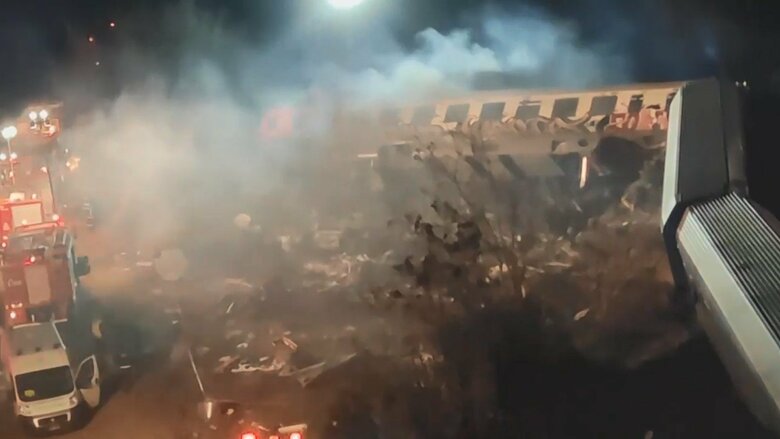 【速報】ギリシャで列車同士が衝突　26人死亡85人ケガ　横転し炎上…先頭の2両ほぼ完全に破壊｜FNNプライムオンライン