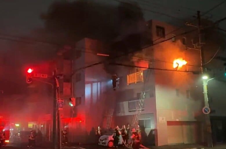 【隣のベランダに住民の姿が…】マンションから激しく噴き出す炎…取り残された住民を消防が救助　火元の部屋の住人1人けが＜札幌市＞｜FNNプライムオンライン