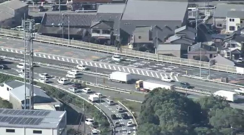 朝の九州自動車道で渋滞約20キロ　大宰府IC近くでトラックどうしの事故　車両に足をはさまれ男性1人けが　福岡｜FNNプライムオンライン