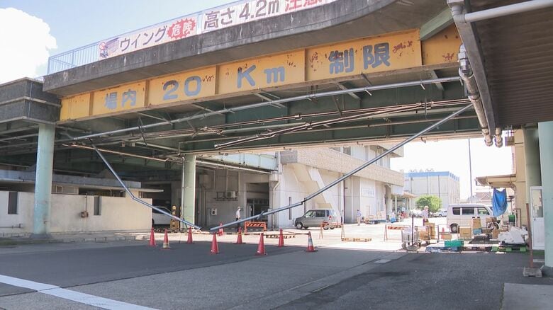トラックが高架に衝突し電線損傷…岐阜市中央卸売市場で停電続く 生鮮食品を別の冷蔵施設へ移すなどの対応｜FNNプライムオンライン