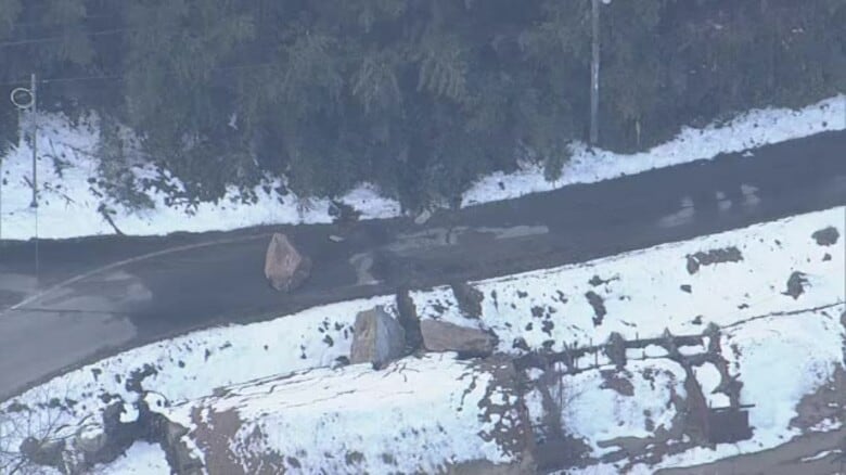 島根・鳥取最大震度5強の地震　伯耆町の県道に落石…道路をふさぐ　松江市東出雲町で亀裂や沈下｜FNNプライムオンライン