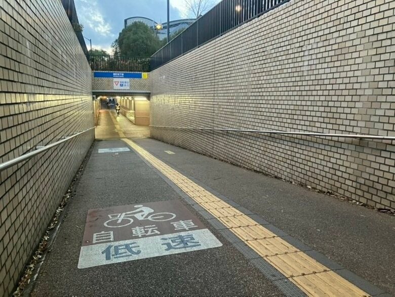 交差する地下道で自転車同士の衝突事故　90代男性が転倒し意識不明の重体　広島市中区｜FNNプライムオンライン