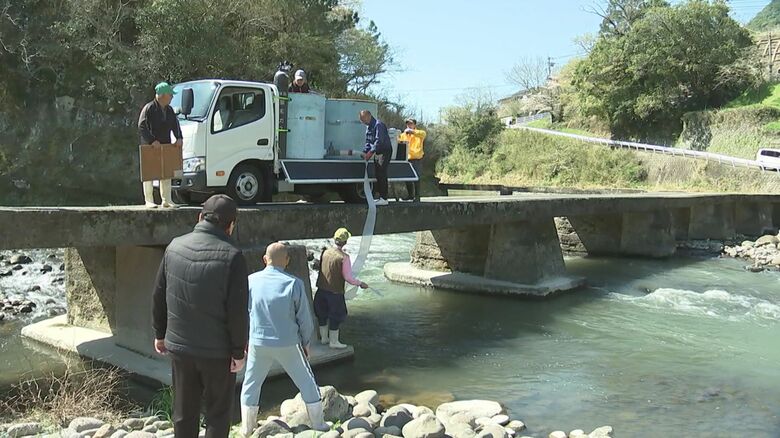 宇佐市で約3万匹の稚アユ放流　資源維持や保護を目的に毎年実施　7月アユ釣り解禁　大分｜FNNプライムオンライン