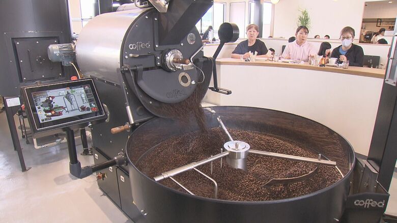 新感覚“体験型カフェ”…名古屋市中川区『カフェヨシノ ロースタリー』そびえる高さ5mの巨大焙煎機が五感を刺激|FNNプライムオンライン