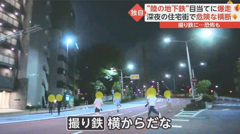 車から降り、車道を横切る危険な横断。どこかへ走って向かっていく