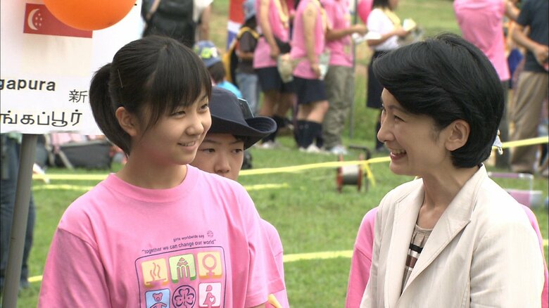 佳子さまは、高校1年生の時、ガールスカウトの国際キャンプを視察された(2010年8月 長野県)