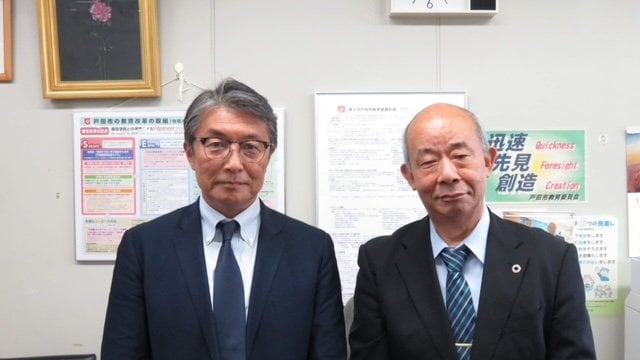 戸田市教育委員会の戸ヶ﨑教育長(右)と筆者