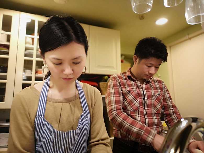 キッチンに立つ稲波紀明さんと妻の祥子さん