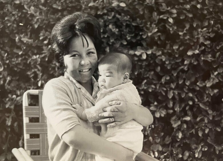 息子を抱いた恵子さん
