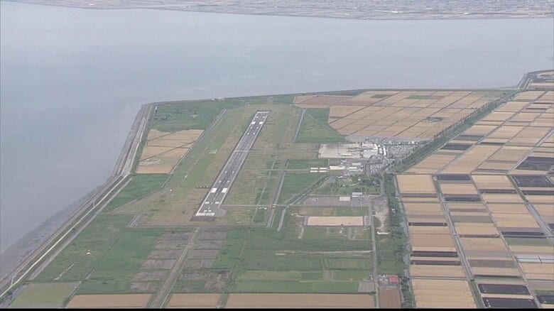 干潟そばにある佐賀空港には多くの渡り鳥が飛来する