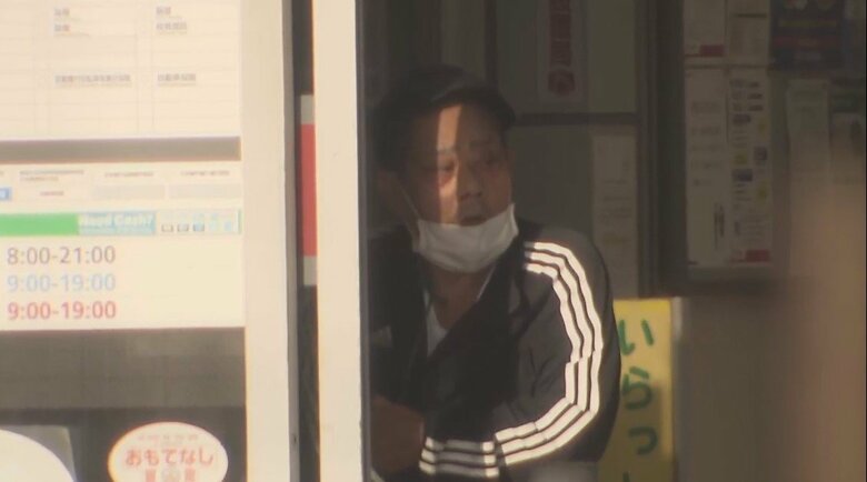 FNNのカメラが捉えた拳銃のようなものを持った鈴木常雄容疑者