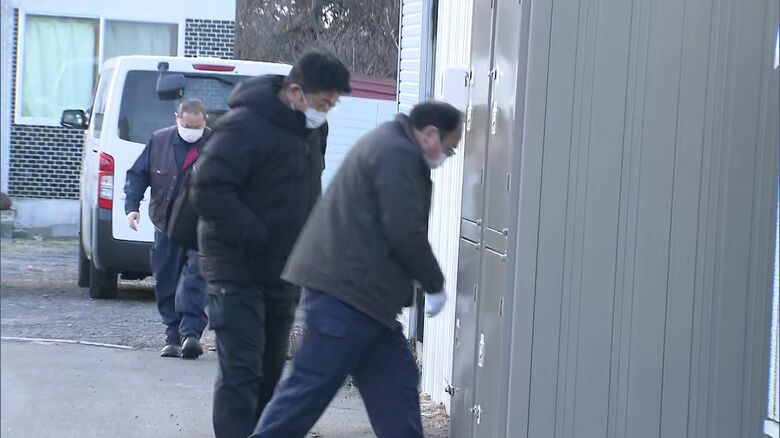 行方不明の女性宅とみられる部屋の操作