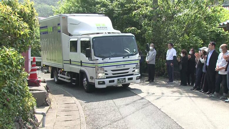 仏像を乗せたトラックが到着した