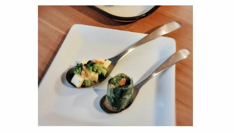 小さなスプーンに載せる味見作戦（画像：吉谷佳代さん）