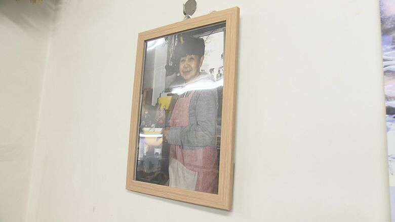 食堂に飾られる壬生智子さんの写真