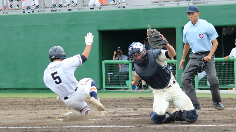 7回裏、2点タイムリーで生還した佐藤利哉選手