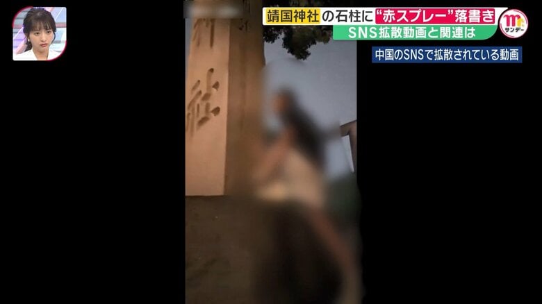 入り口近くの石柱に上る人物
