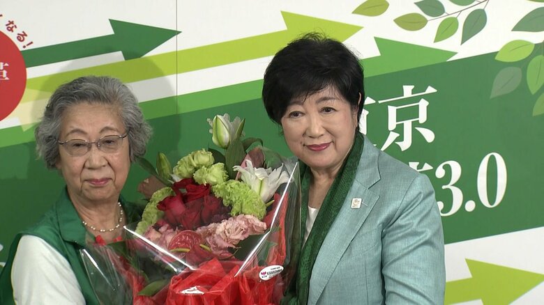 3期目当選確実を果たした小池百合子氏（7日午後8時過ぎ）