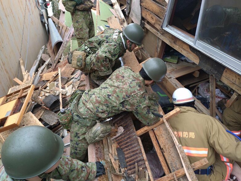 輪島市での人命救助活動　　1月2日　提供：防衛省