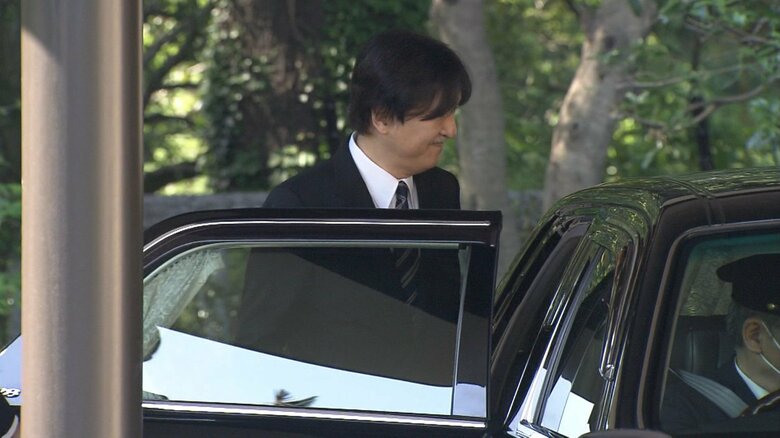 佳子さま、悠仁さまの見送りを受けられる秋篠宮ご夫妻（午前8時半ごろ 秋篠宮邸）