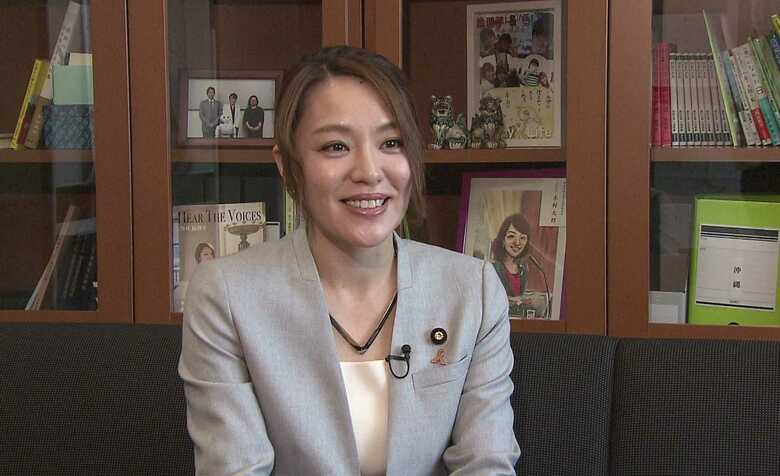 インタビューに答える今井絵理子氏