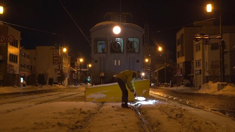 手作業で除雪しながら少しずつ前進