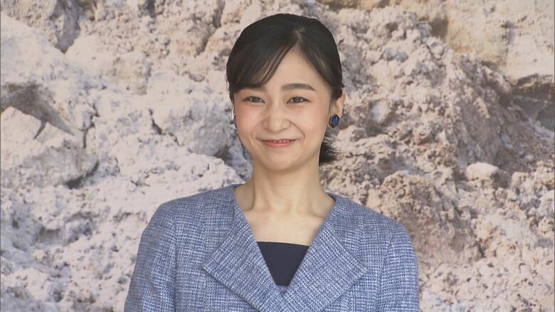 青い焼き物のイヤリング着用し「国際陶磁器フェスティバル」でテープカットに臨まれた