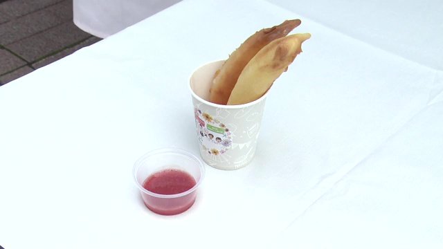 イベントで人気　地元産イチゴをソースに使ったチーズスティック