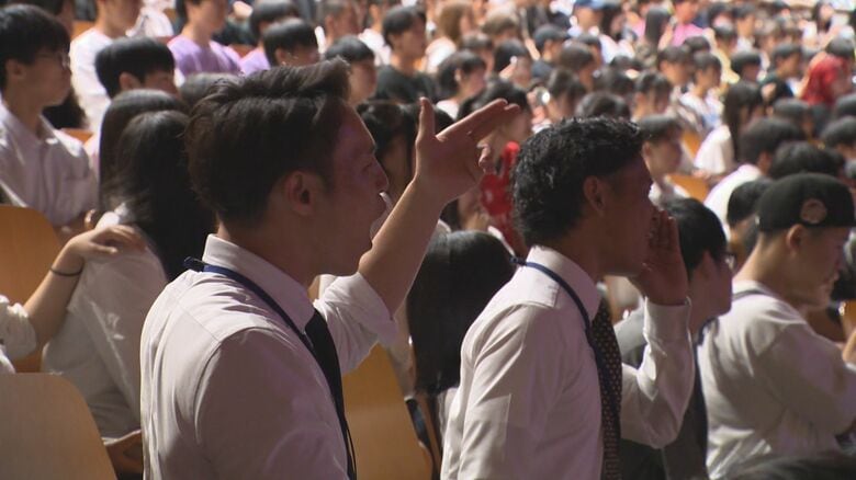 「ダンス部」のパフォーマンスに声援送る学生たち