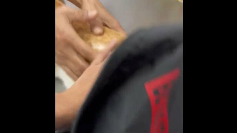 診察台での様子その2。終わるとリュックに避難