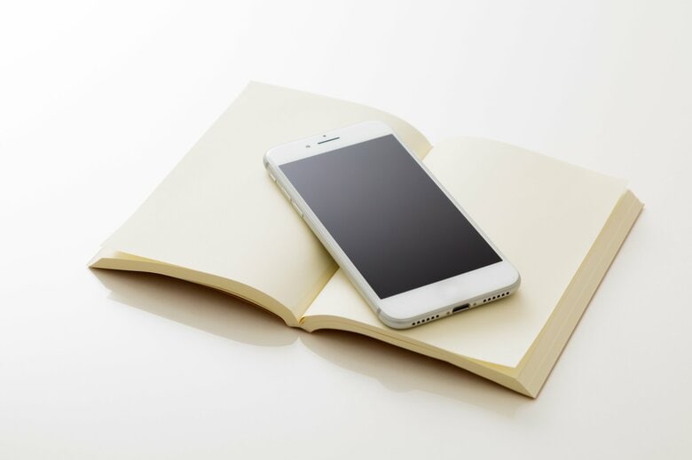 イメージ（紙の本とスマホ）