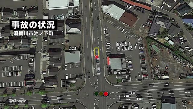 信号待ちをしていた2台に衝突し炎上