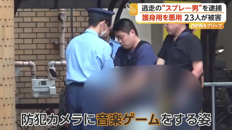 警察官に連行される斉藤容疑者