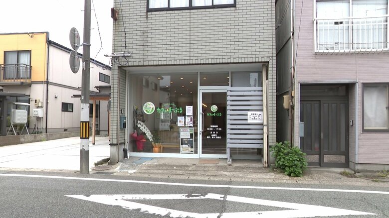 秋田市の牛島商店街の一角にある「カフェ・ま～ぶる」