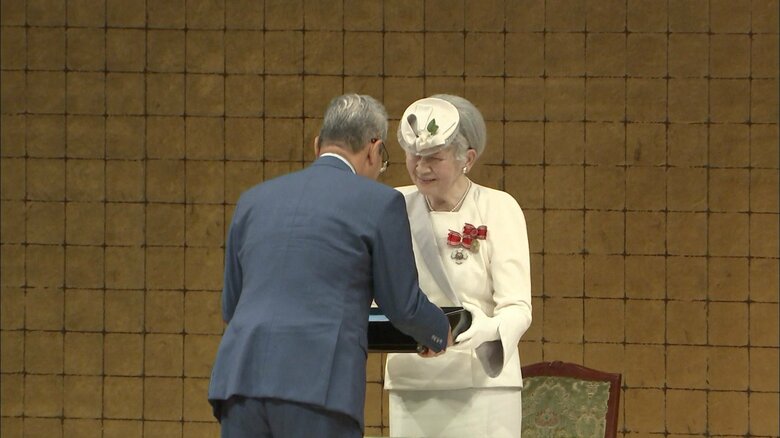 有功章を授けられる皇后さま