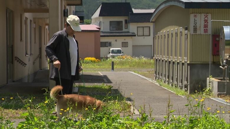 クマに襲われないよう犬を家の中で飼っている