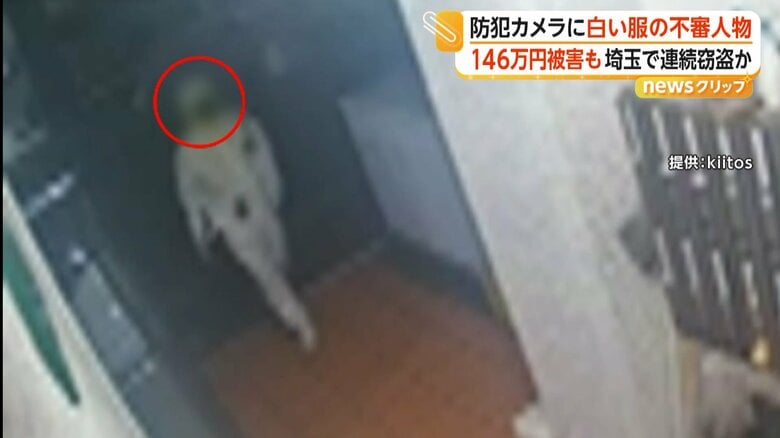 店の方を気にするように行ったり来たりしている白い服の人物