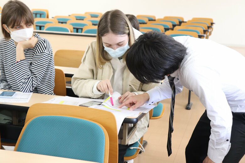 日経大ではウクライナ留学生に学業、生活・健康の両面でケアしている