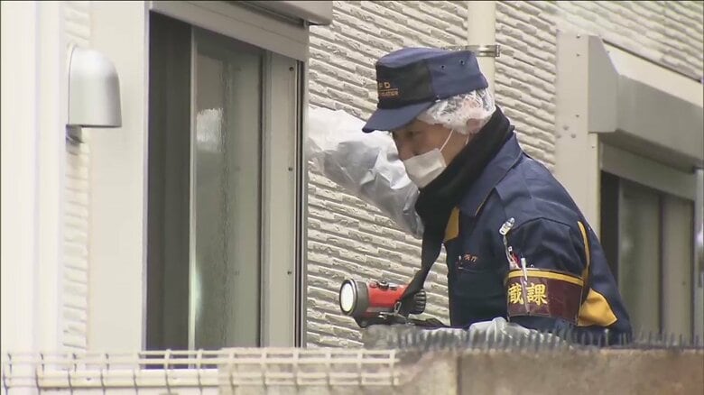 事件が起きた住宅を捜査する鑑識