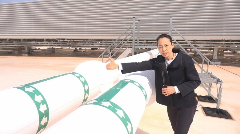 屋上の冷却装置には冷却液を運ぶ双方向のパイプ