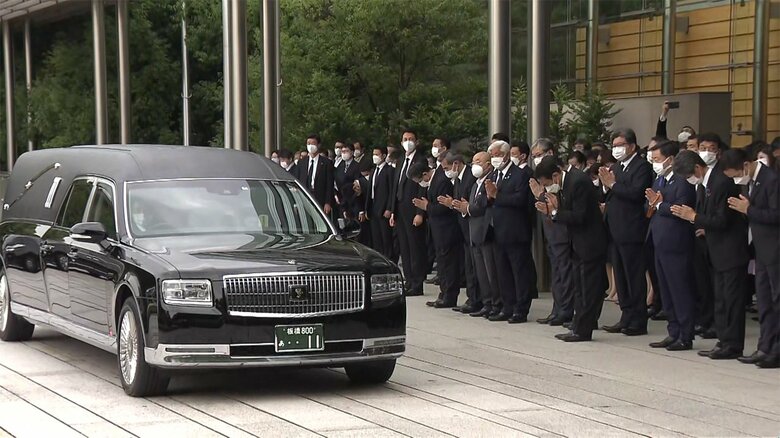 霊柩車は、首相官邸に入ると、車寄せを一周した。岸田首相や松野官房長官らが、手を合わせて見送った。