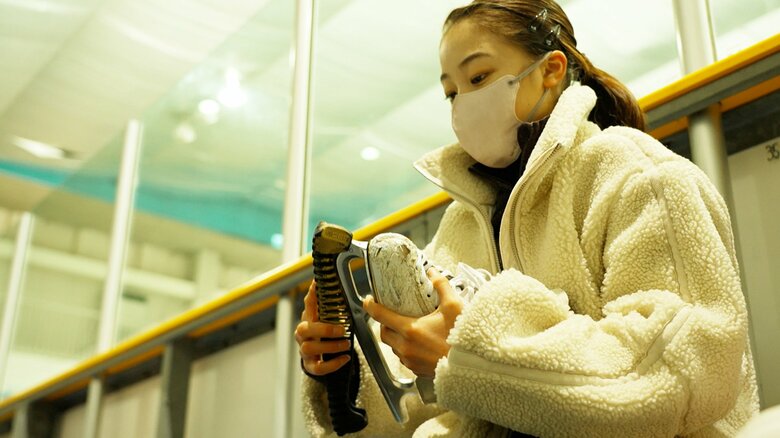 スケート靴をはく上薗