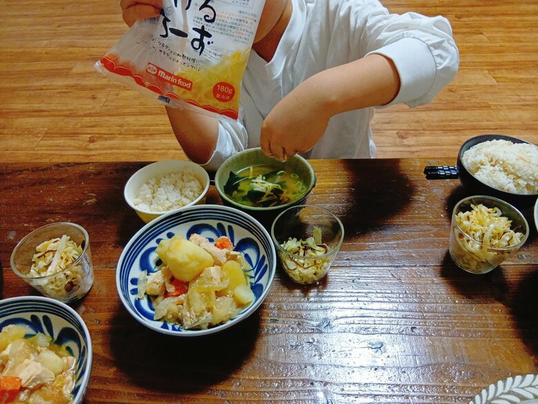 みそ汁にチーズを入れる8歳の息子