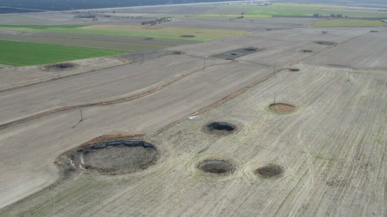 この畑には大小40個の陥没穴が発生