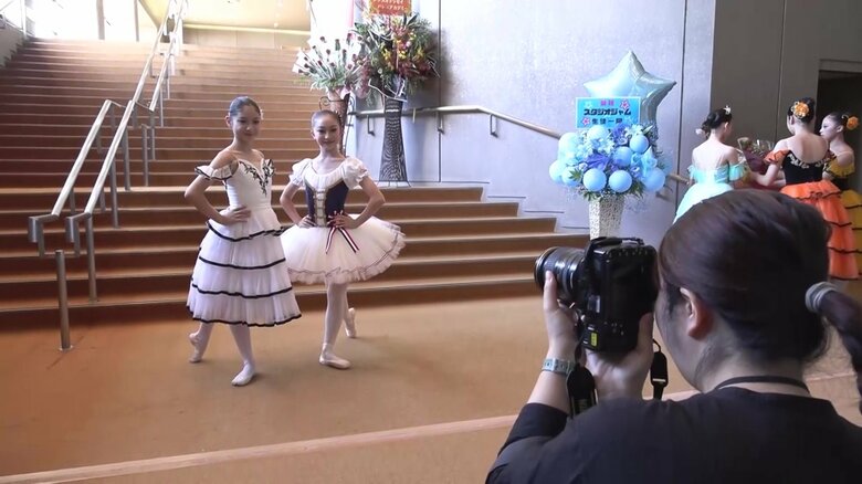 リハーサルを終えて仲間と写真を撮る工藤さん