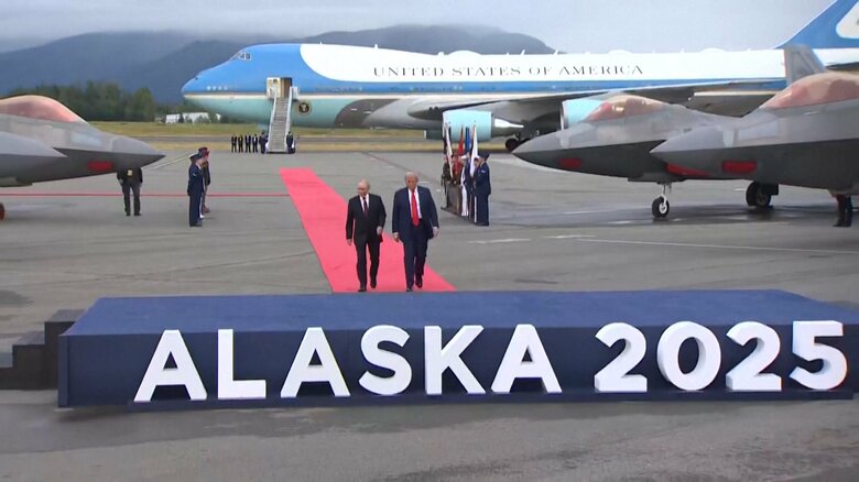 米露両大統領の左右にはアメリカ空軍F-22A戦闘機が並ぶ