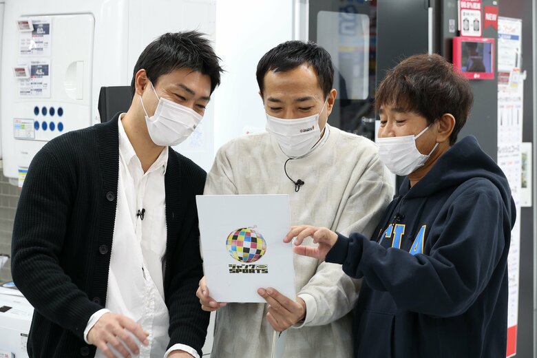 村上選手に出題する英単語を検討する3人